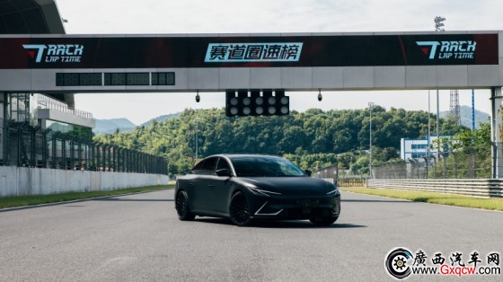1ǼL7 Snake Performance_.jpg